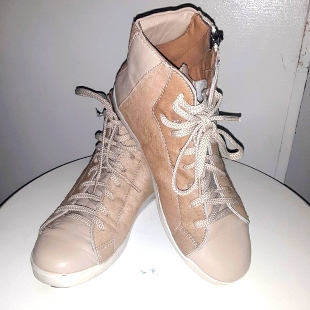 Pour La Victoire  High Top Sneakers Size 7